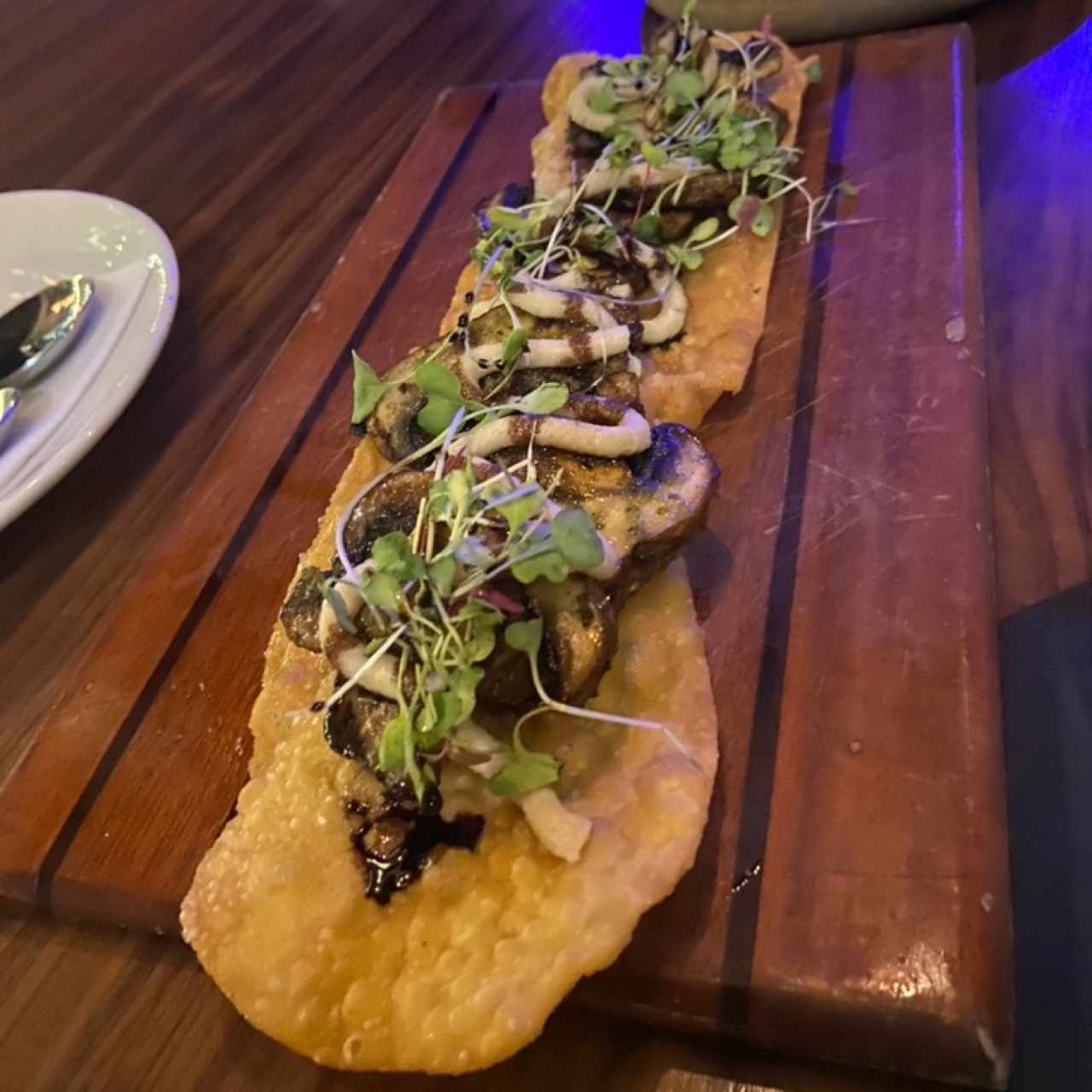 Portobello Asado Servido con Salsa de Marañon Tostado, Naranja y Tahin
