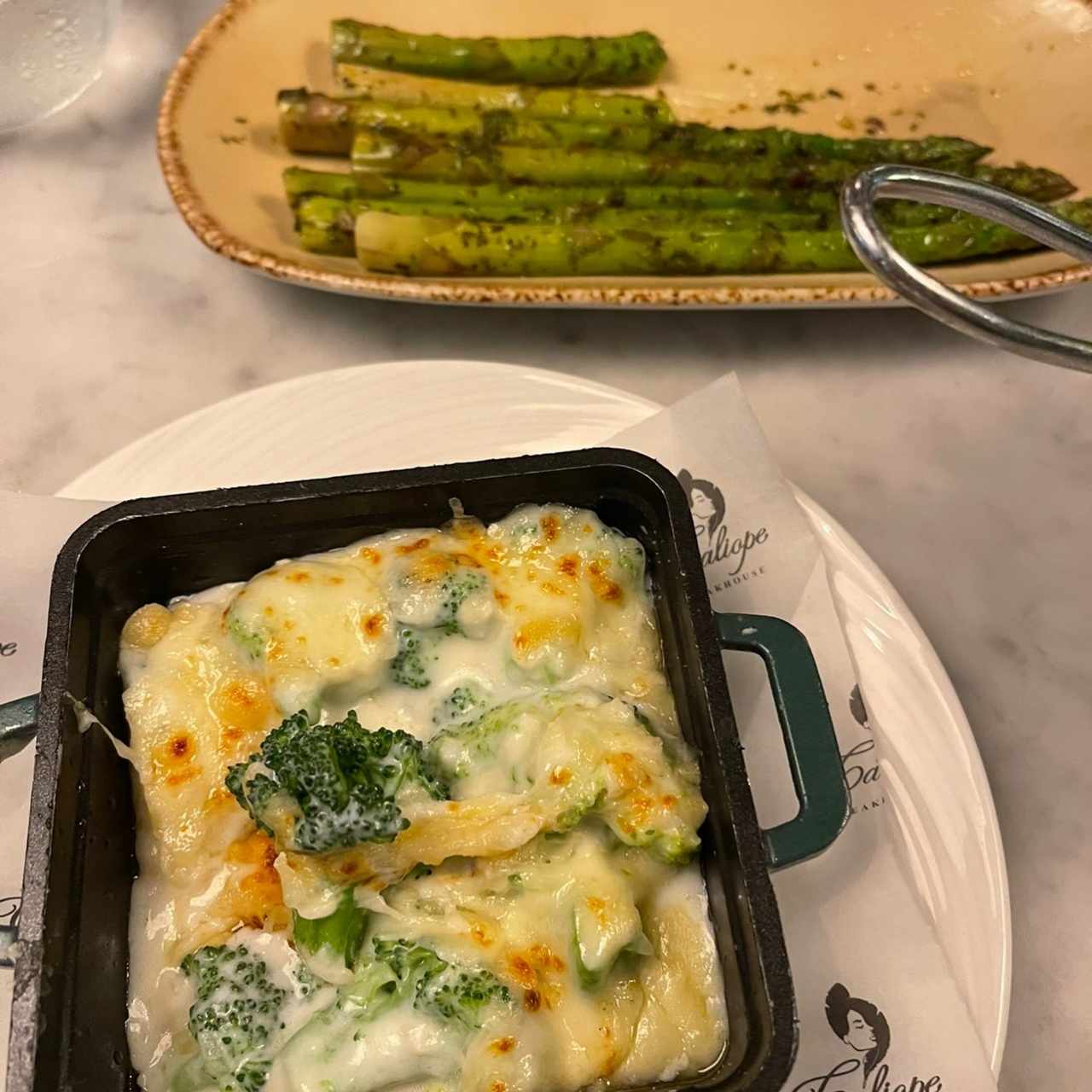 Brocoli gratinado y esparragos