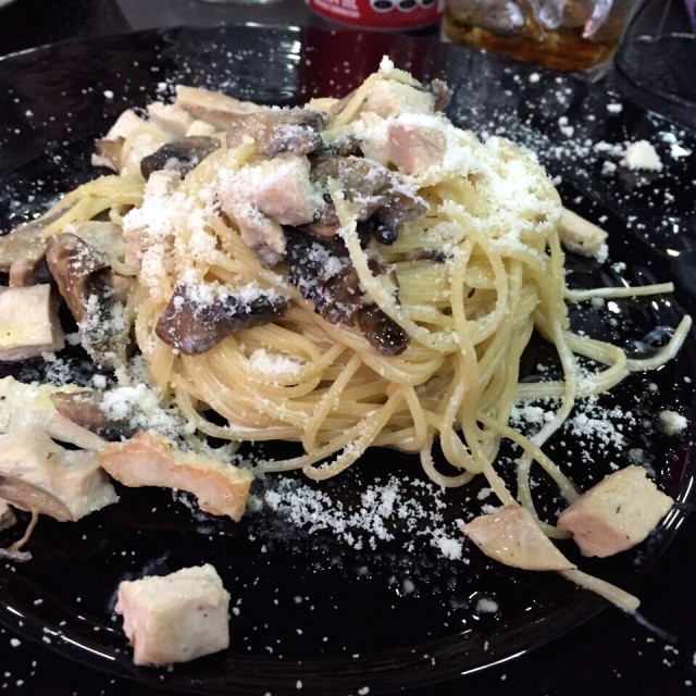 Spaguetti en salsa blanca con pollo y hongos
