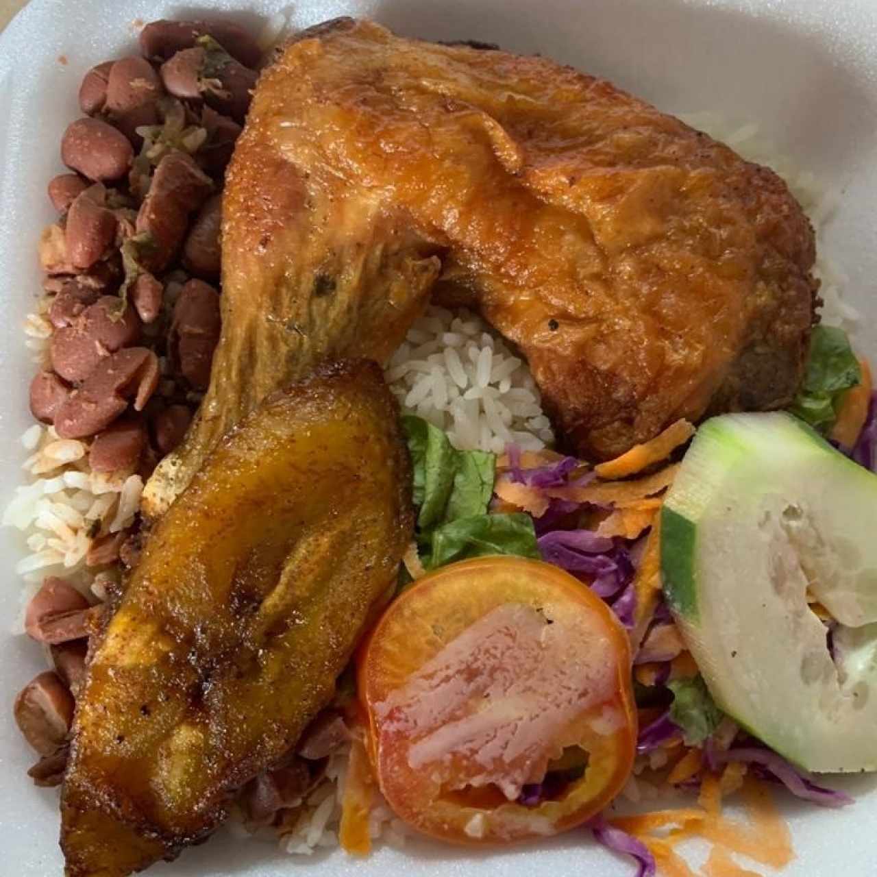 Pollo Frito con Arroz Blanco, Porotos Guisados, Ensalada de Tomate/Pepino/Romana y Plátanos 