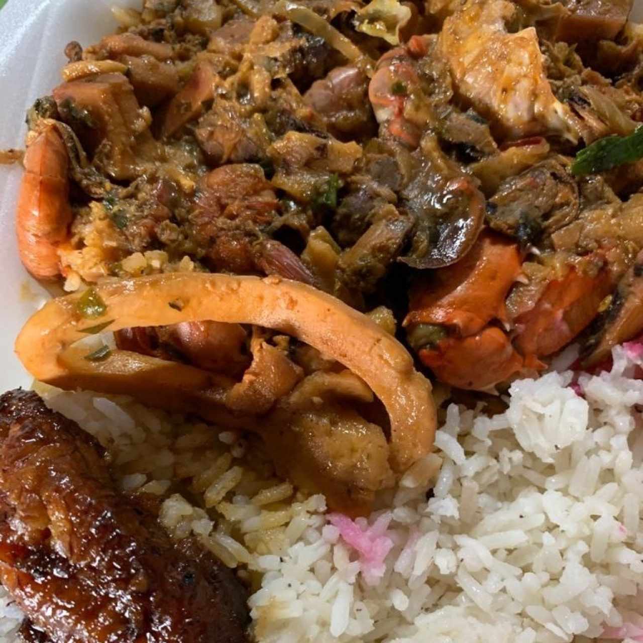 Fantasía de Mariscos con Arroz con Coco y Plátanos