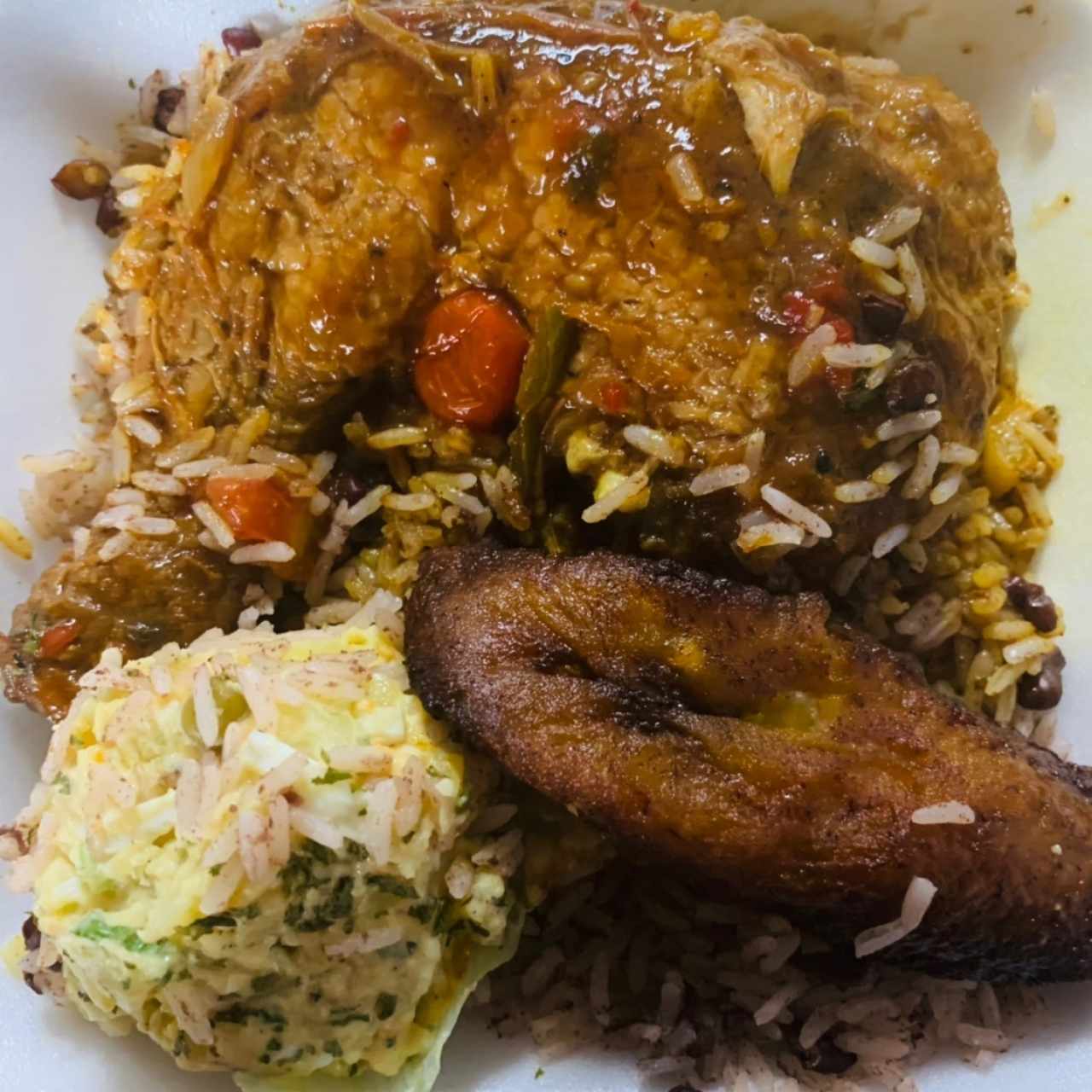 Pollo Caribeño con Arroz con Coco y Frijoles, Ensalada de Pap