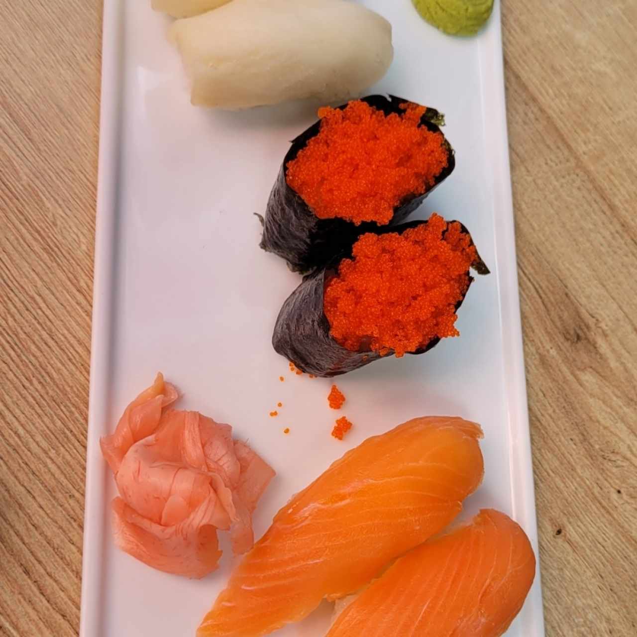 Nigiri sushi - Sake, atún blanco y tobiko