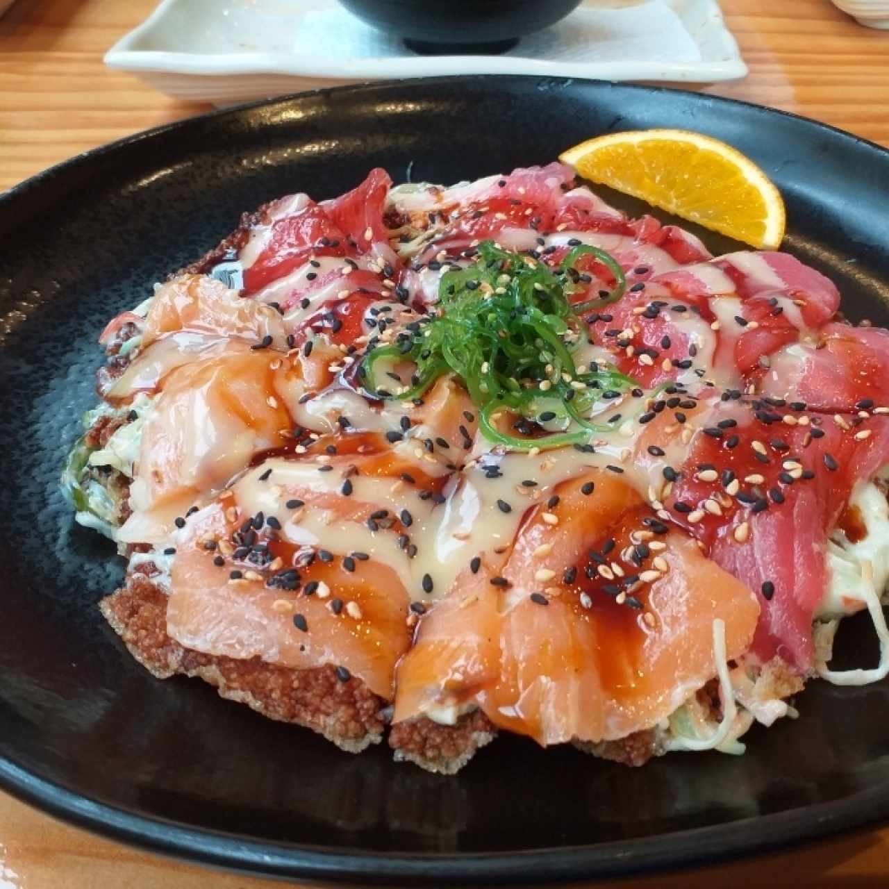 sushi pizza de salmón y atún 