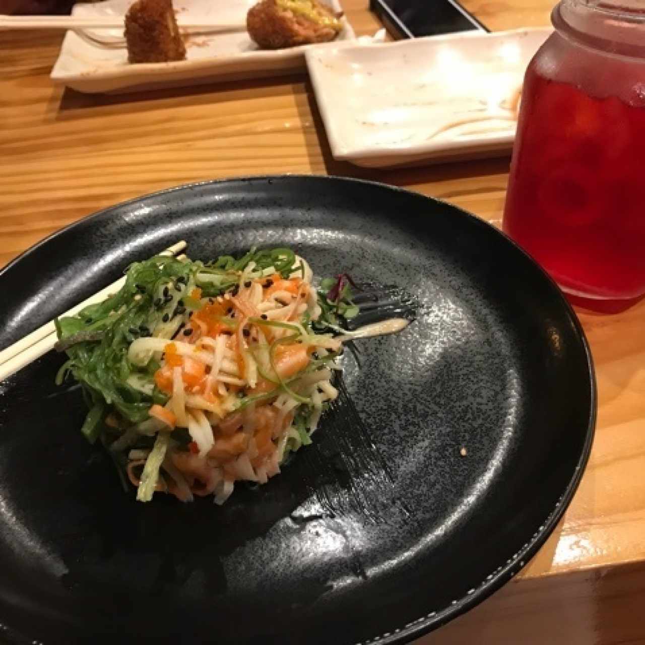 ensalada wakame especial y té de cranberry