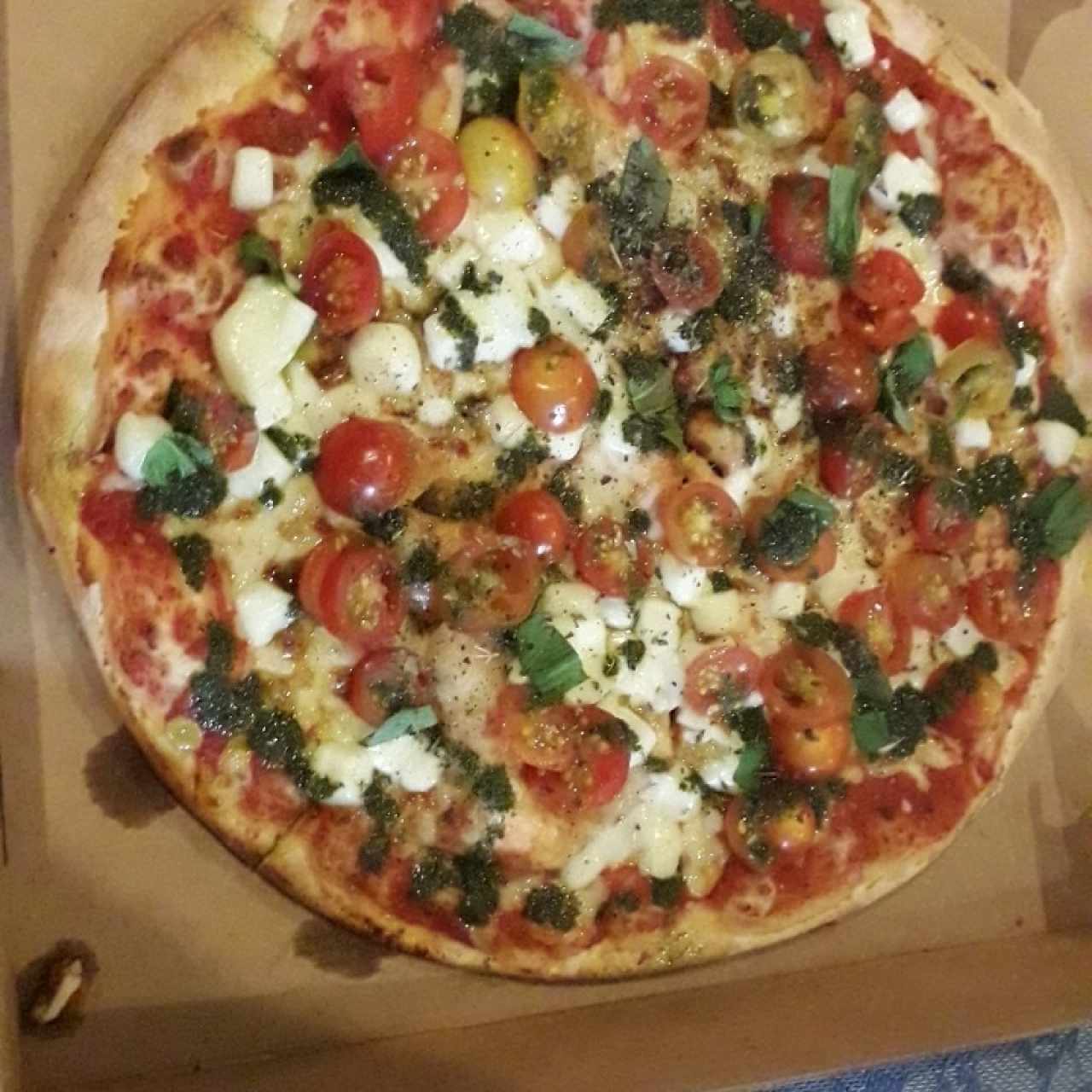 Pizza capresse tamaño mediano