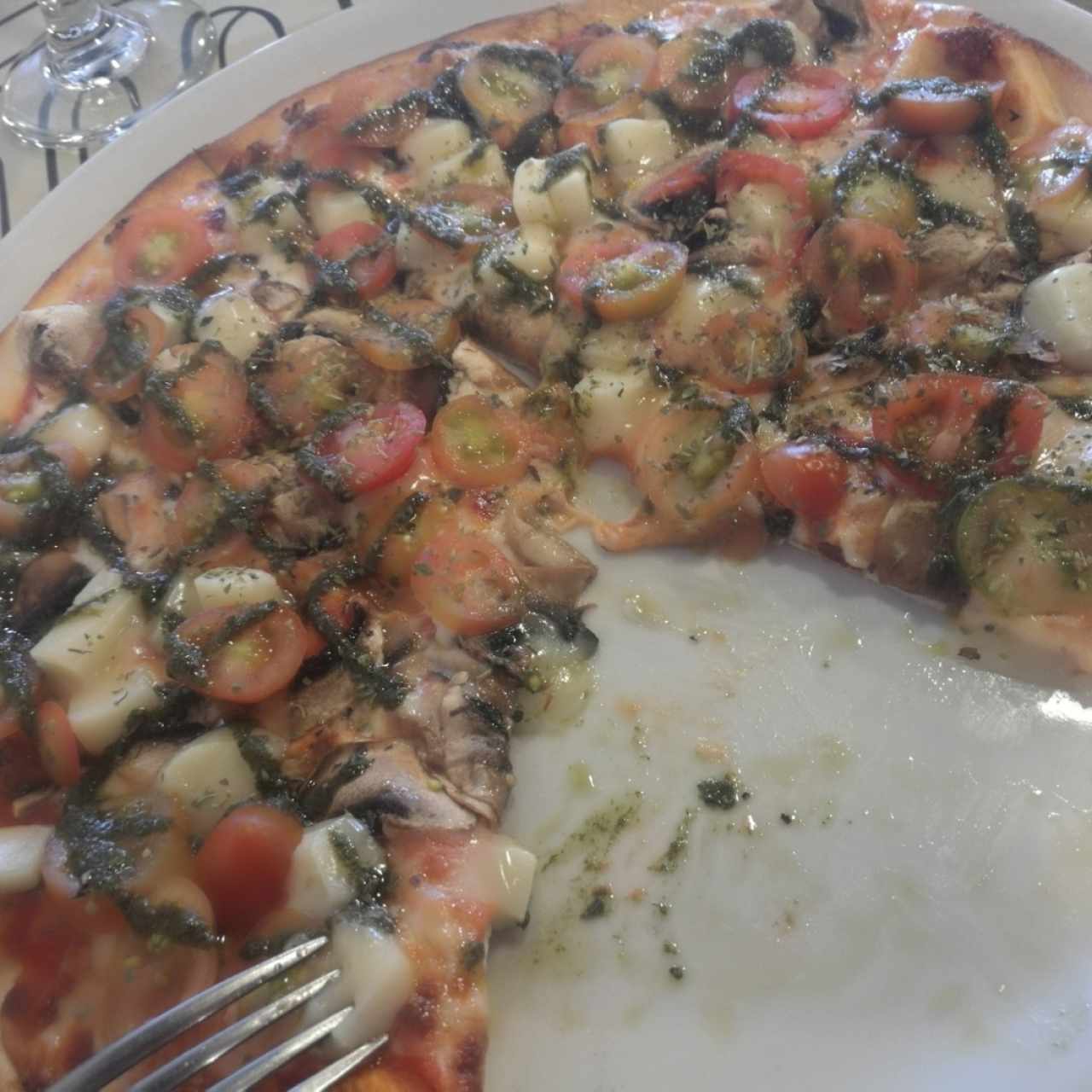 Pizza capressa con hongos