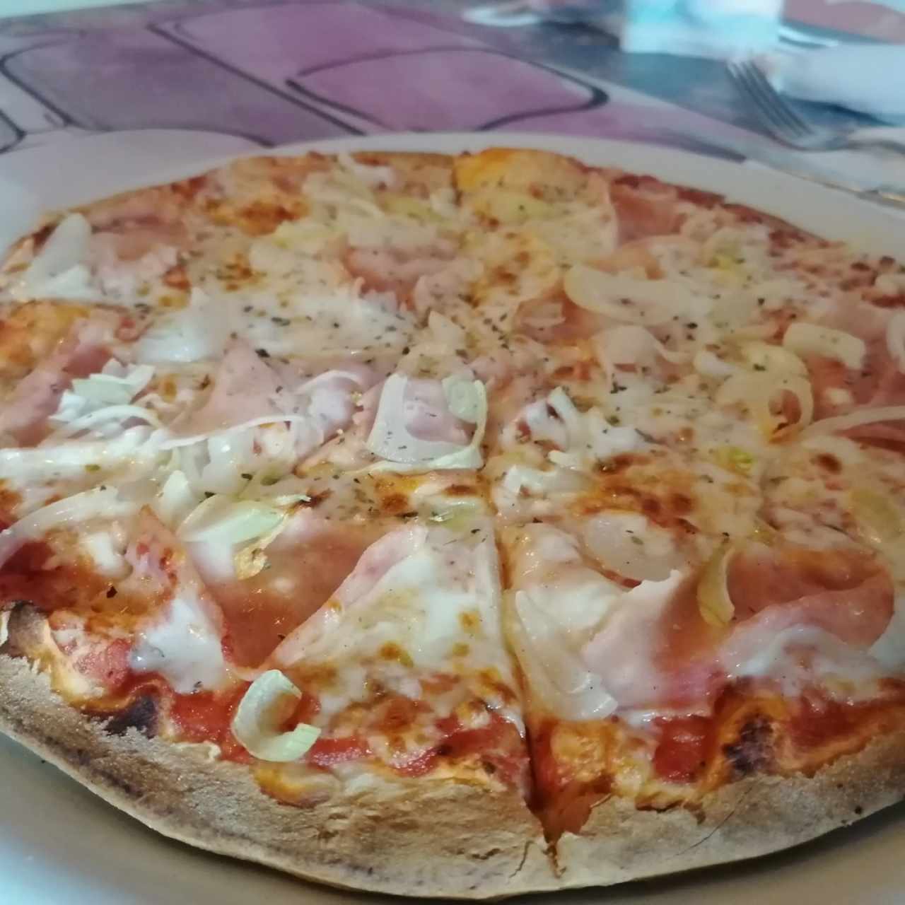 Pizza de jamón con extra de cebolla