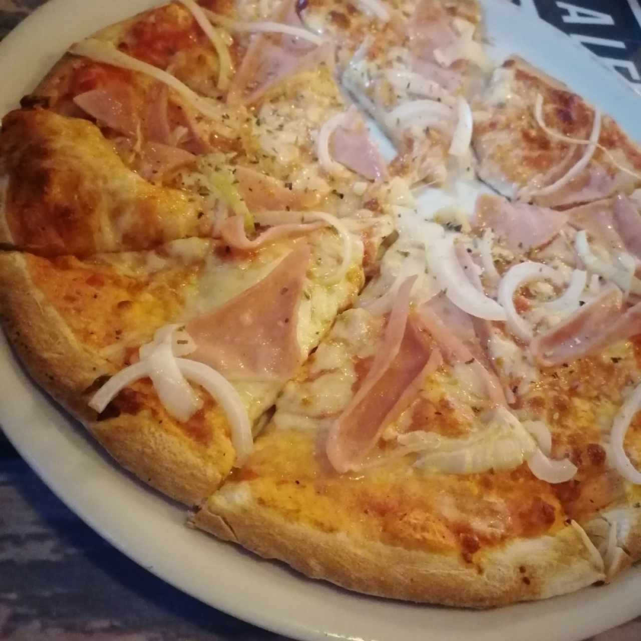Pizza de jamón con extra de cebollas