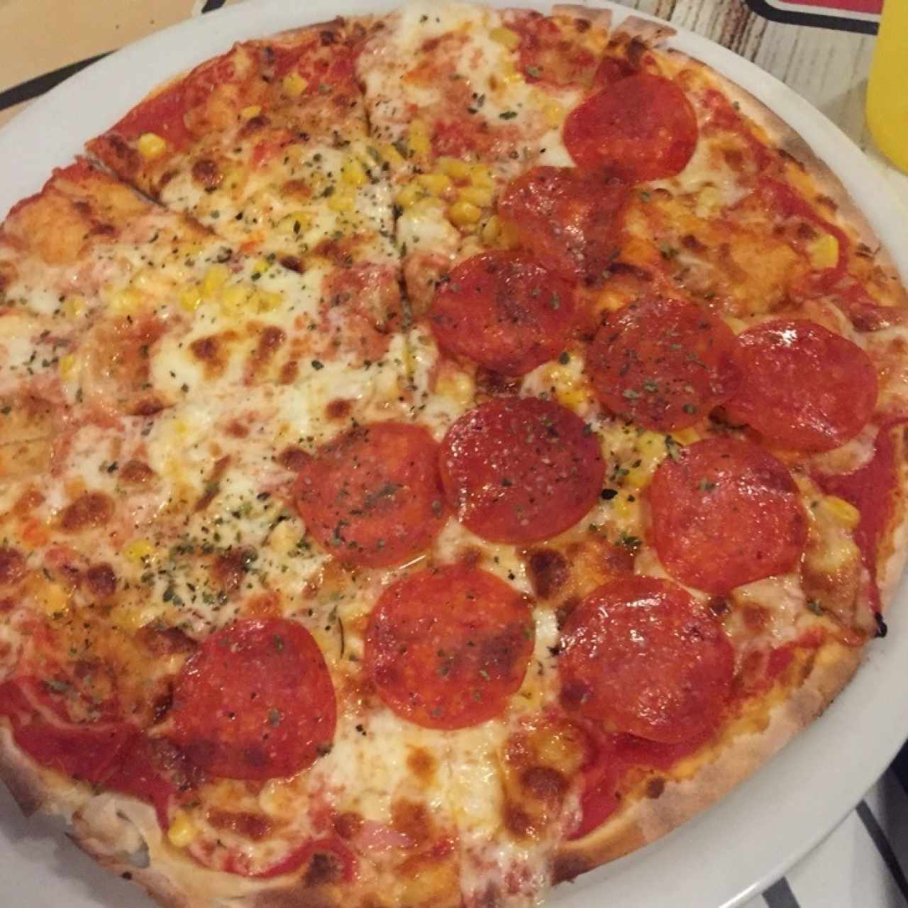 Mitad con maiz y mitad con pepperoni 