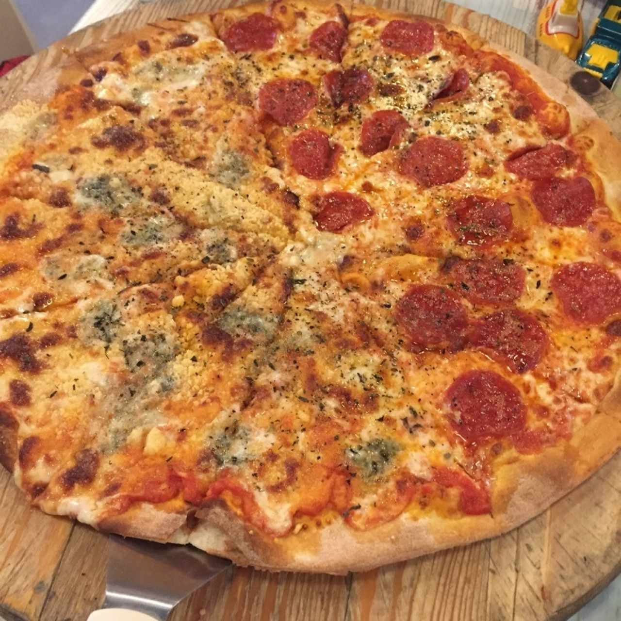 Pizza mitad peperoni y mitad cuatro quesos!