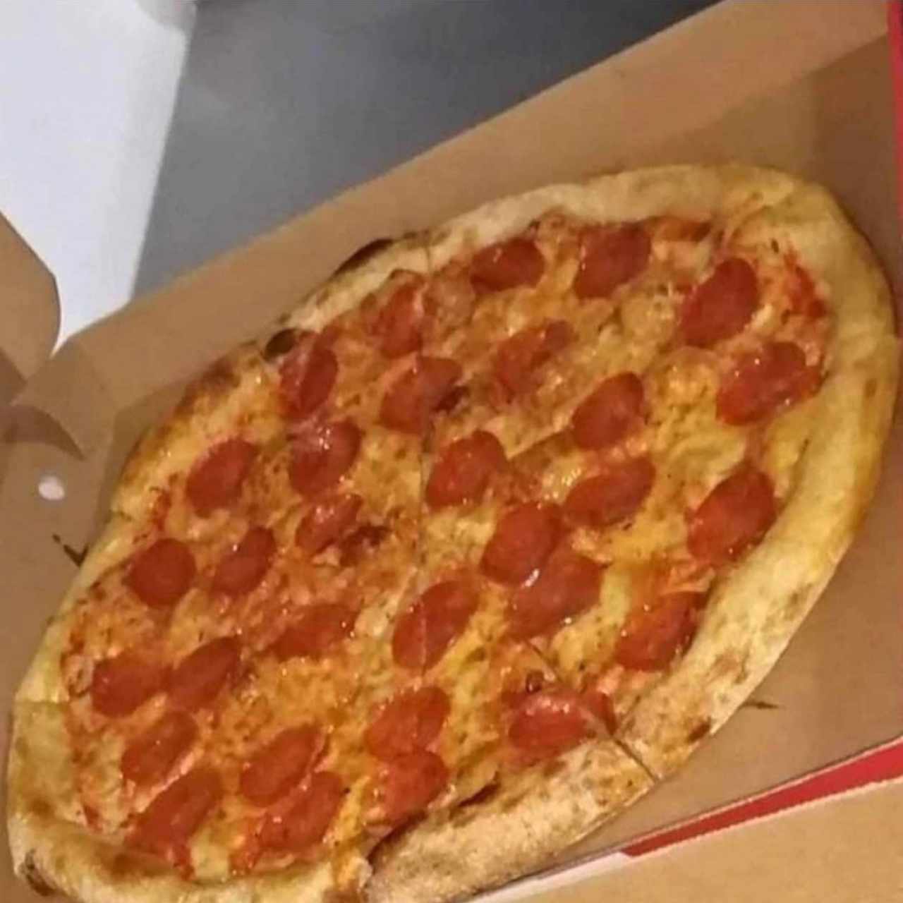 Pizza con pepperoni tamaño familiar
