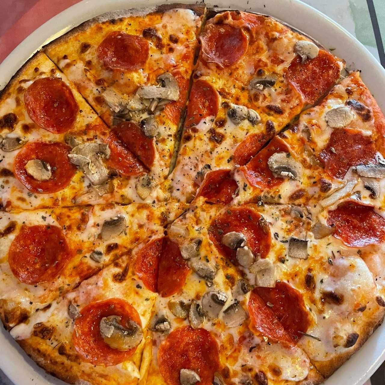Pizza con pepperoni y hongos tamaño mediano