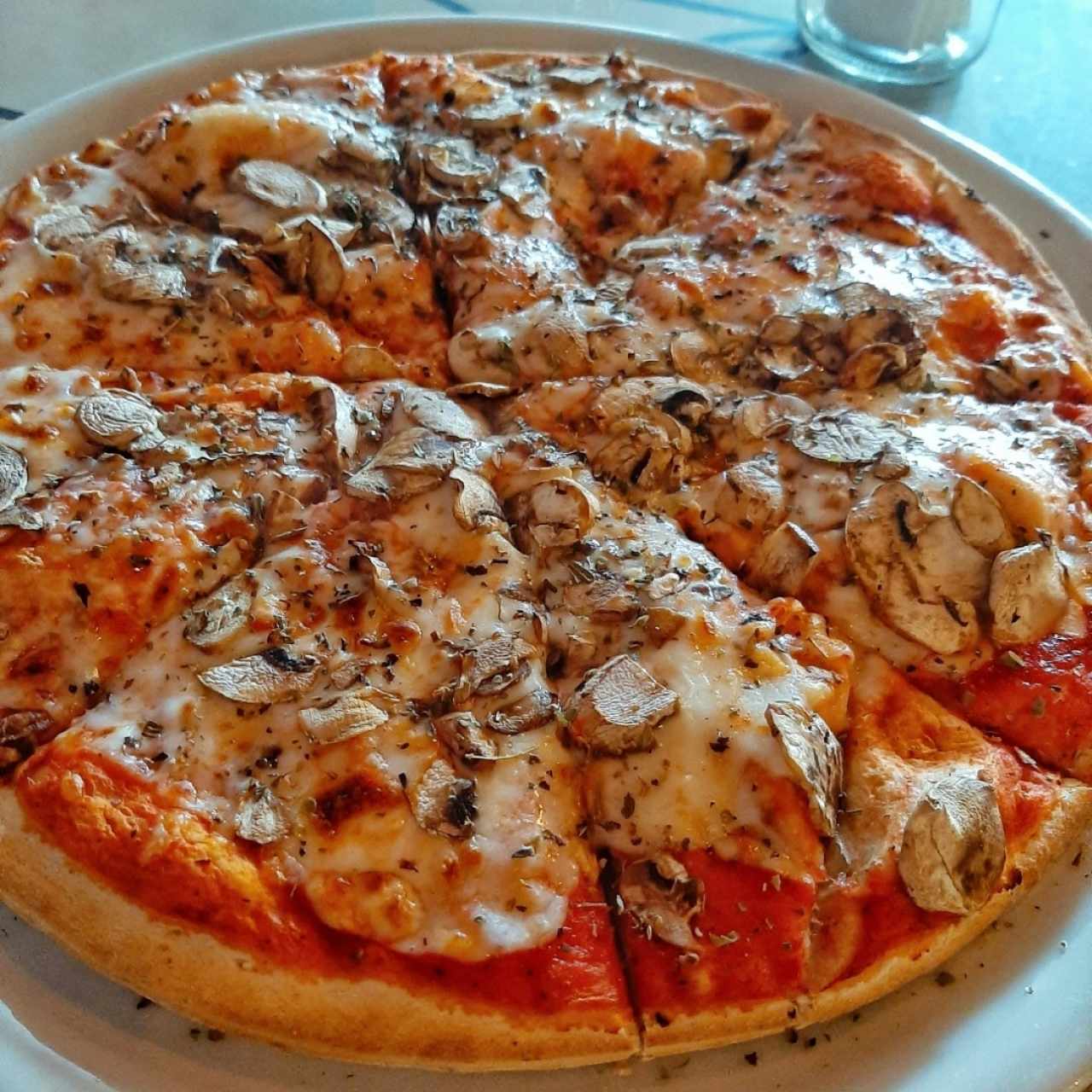Pizza funghi tamaño mediano