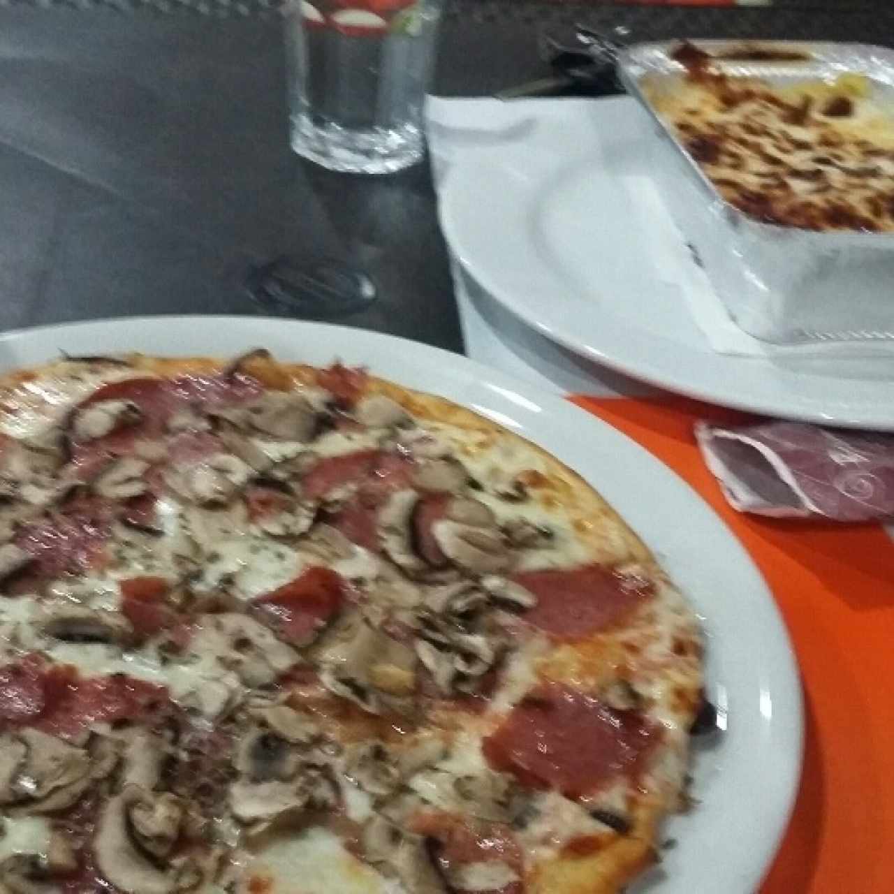 pizza de salami y hongos