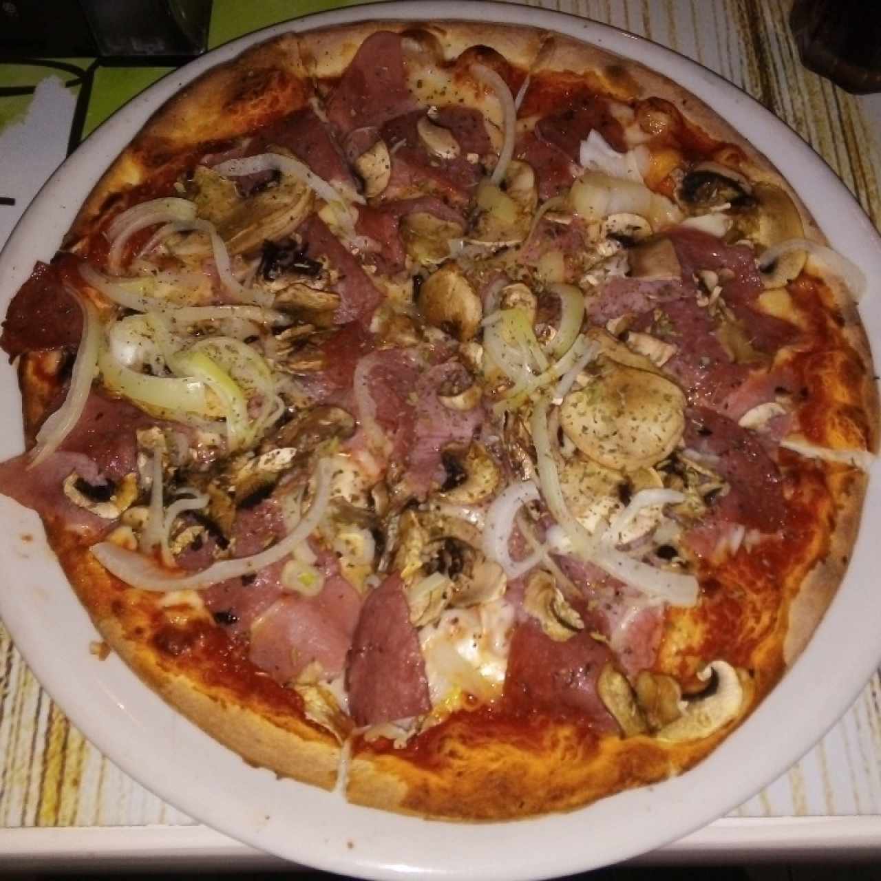 Pizza Rústica: Jamón, salami, queso, hongos y cebolla
