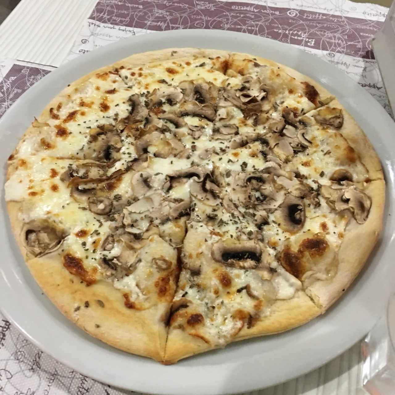 pizza fungi en salsa blanca