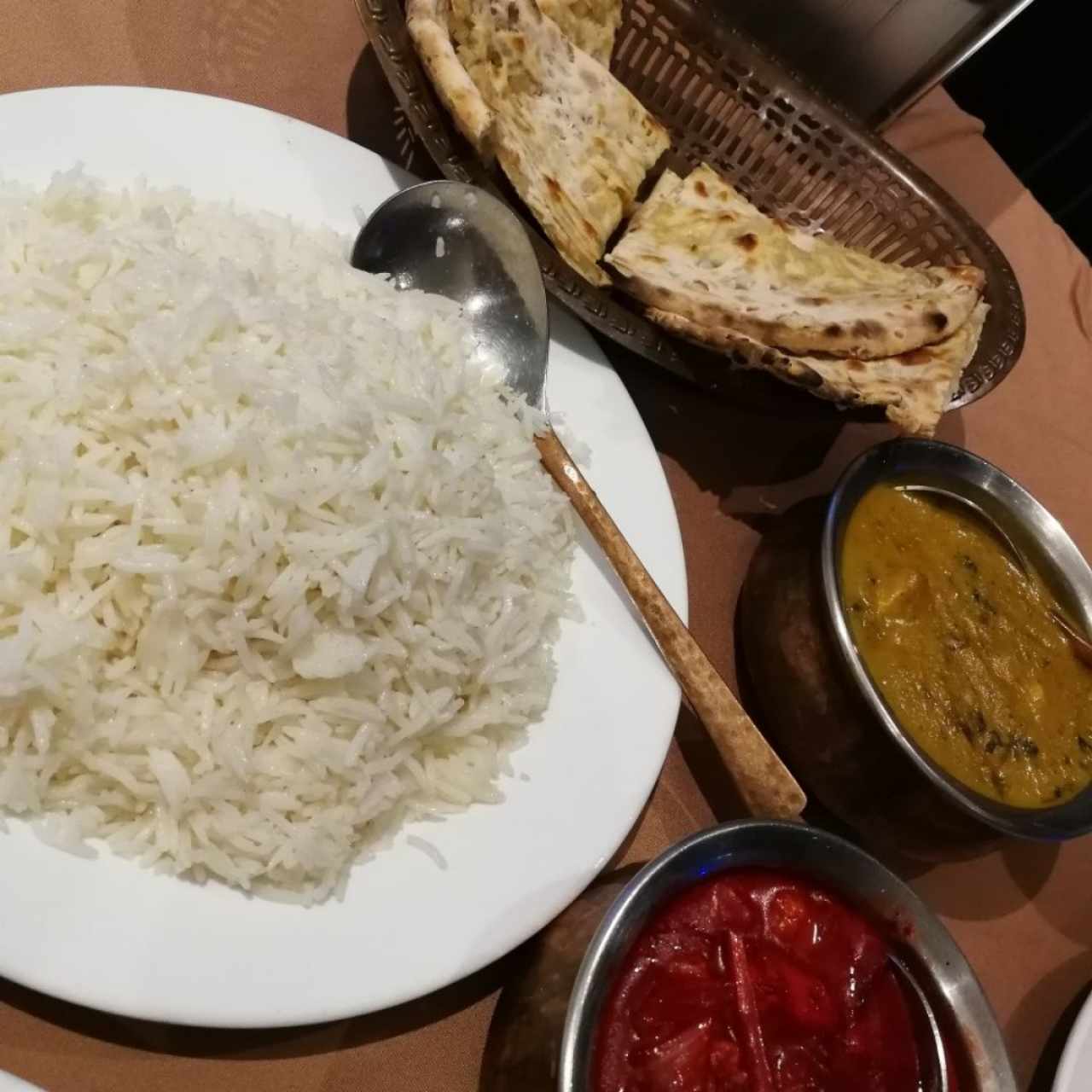 Arroz basmati, Naan, butter chicken, thai red chicken curry