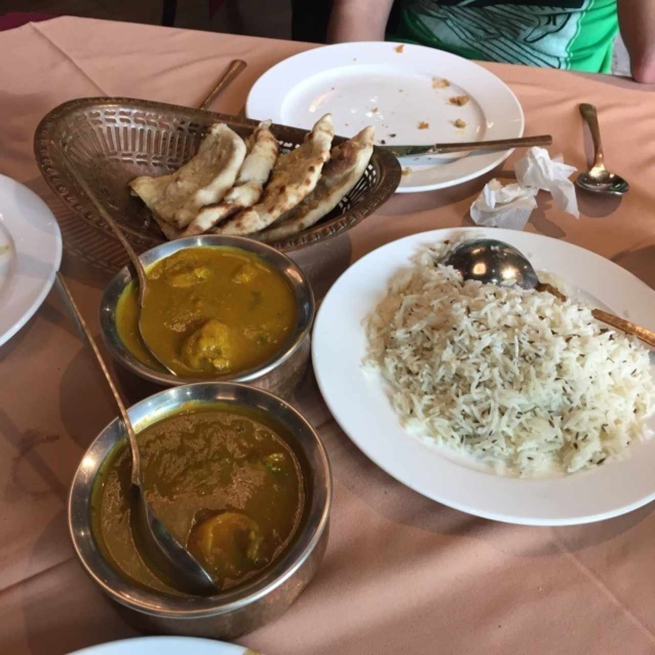 Pollo con Mantequilla, Camarones al Curry, Arroz con Comino y el Nan de ajo.  son una mezcla de sabores increibles y ni hablar de sus aromas. 