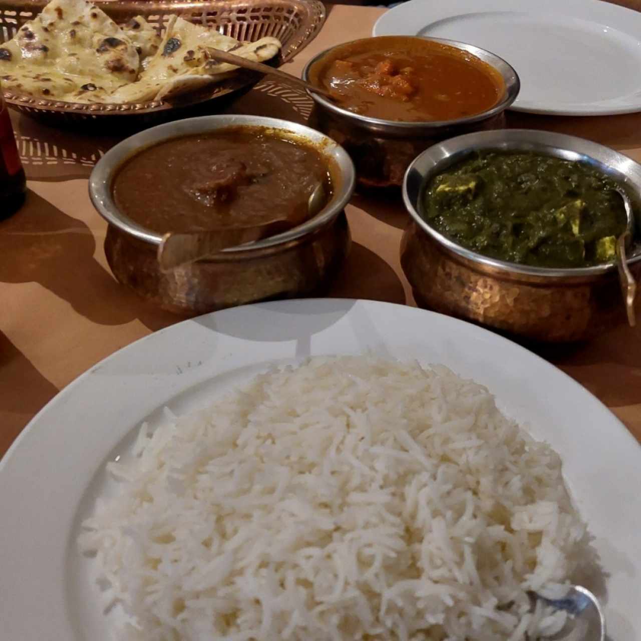 79. Chicken Tikka Masala, mutton curry, paneer spinach, Nan, arroz 