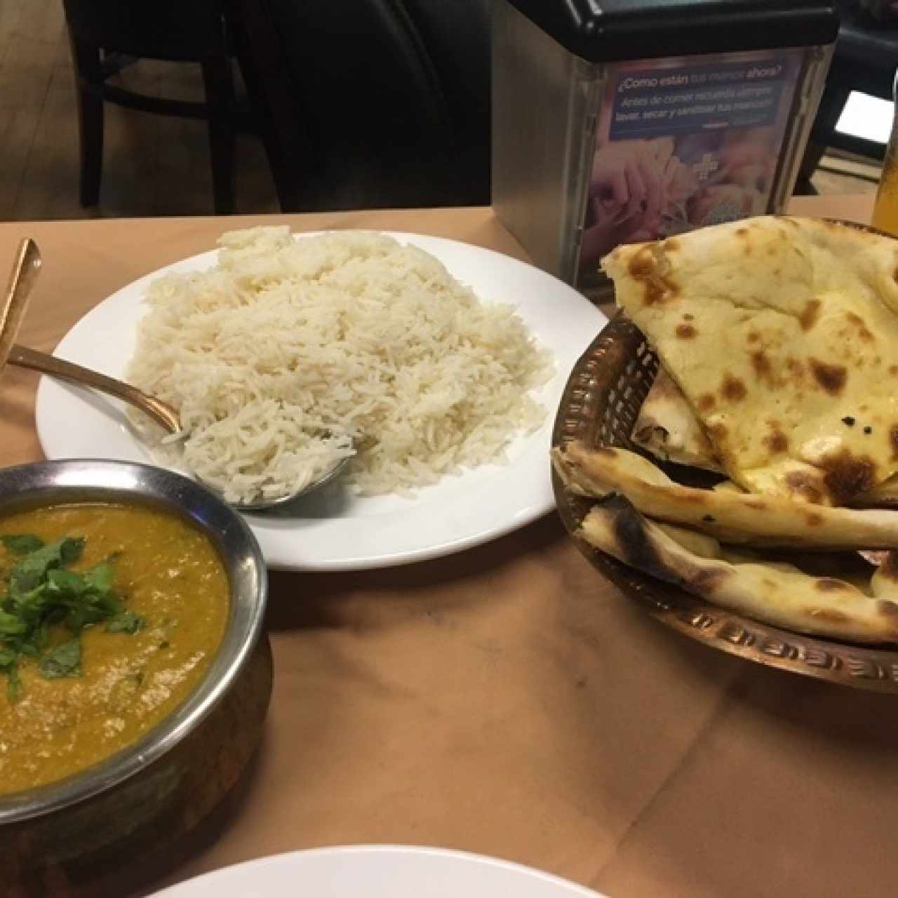 Pollo al Curry, Basmati y Naan 
