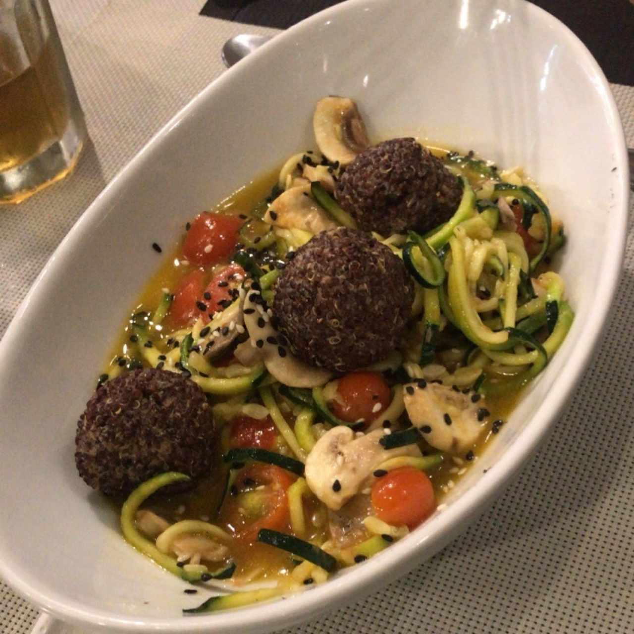 Zuchinni Noodles con Albóndigas de Pollo y Quinoa 