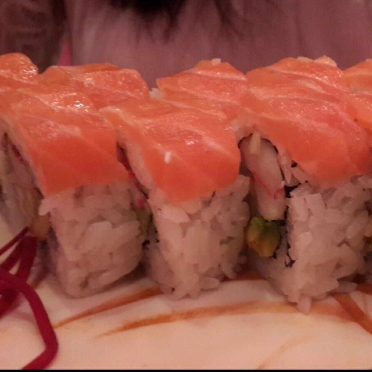 Rollo de salmón, aguacate y cangrejo🍥