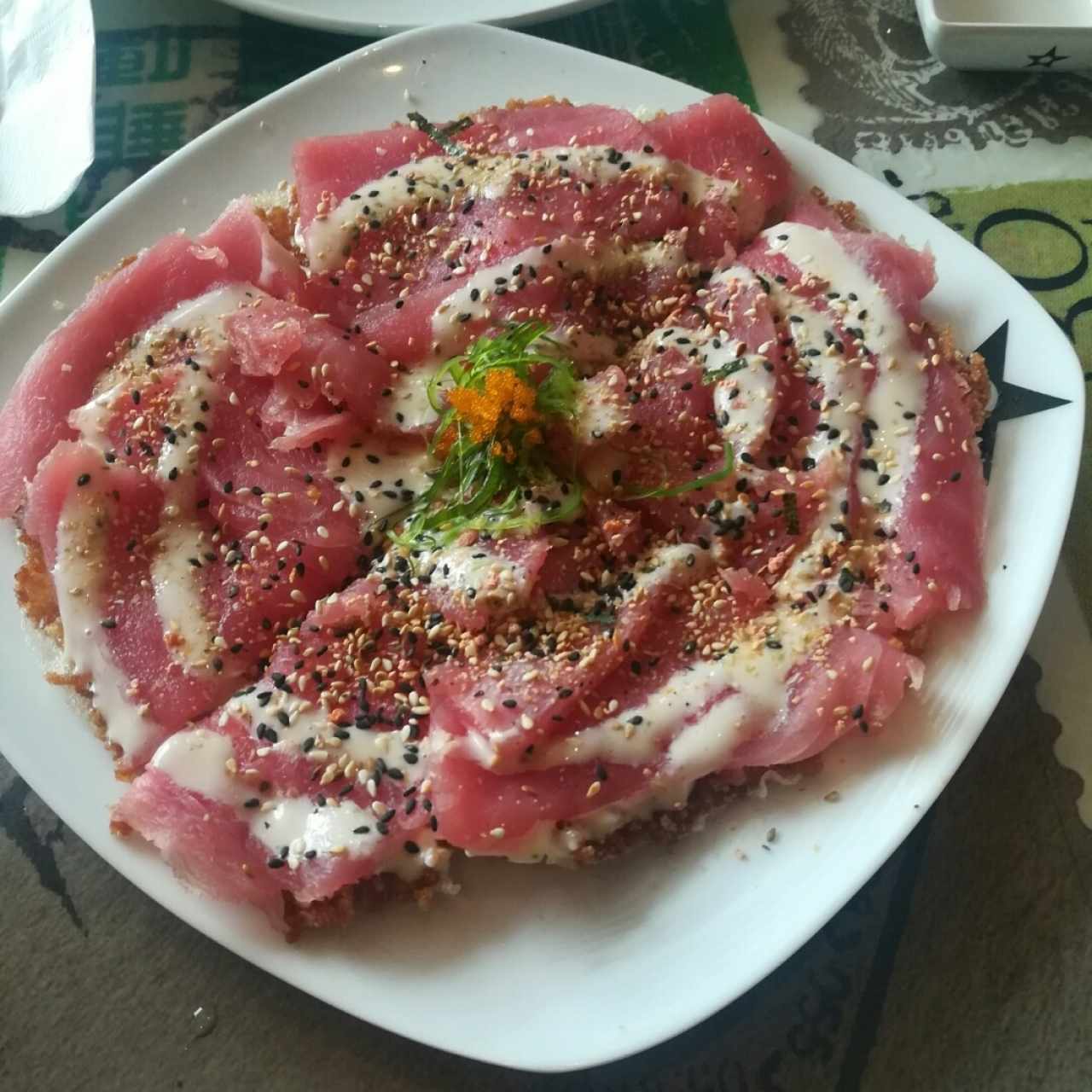 Sushi pizza de atún