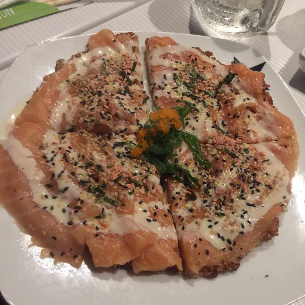 Sushi pizza de salmón