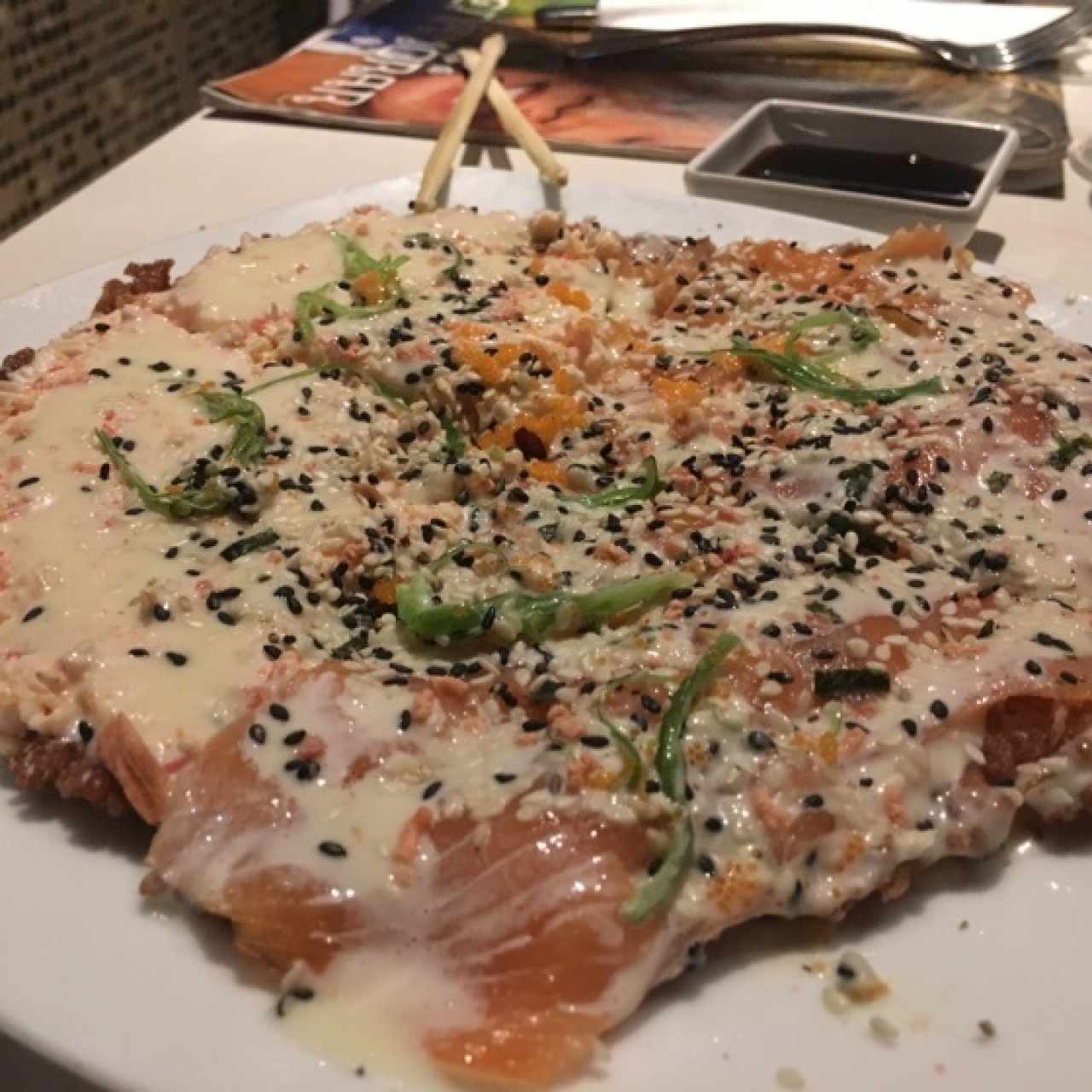 Sushi pizza de salmón