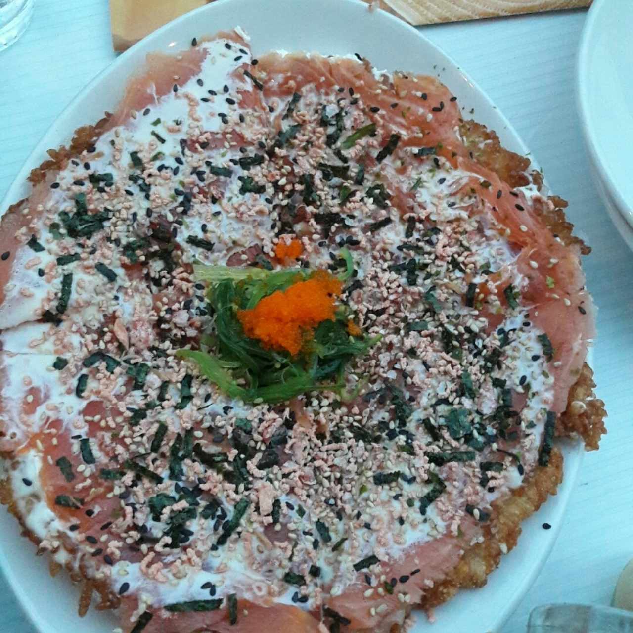 Sushi pizza de salmón