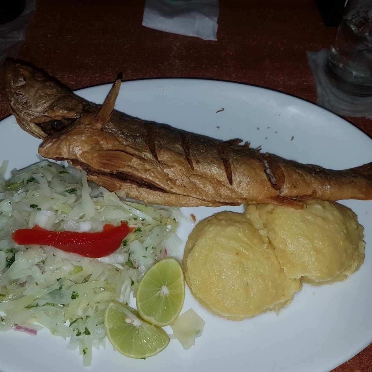 Corvina entera frita, escabeche y puré de papas