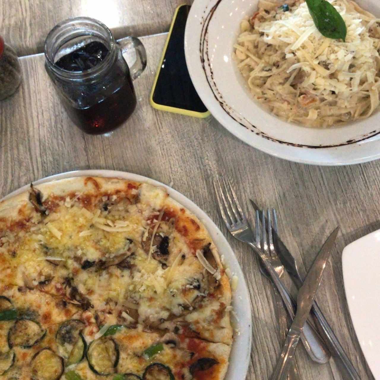 pasta “arma tu plato” y pizza mitad de aceite de trufa y hongos y mktad de zucchini, esparragos y queso azul.
