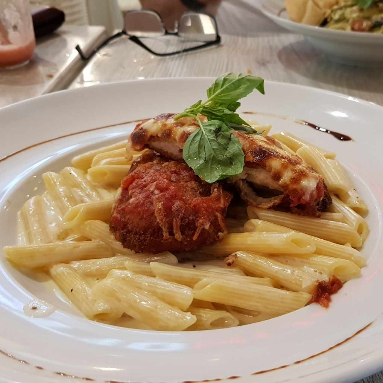 milanesa con pasta y salsa alfredo