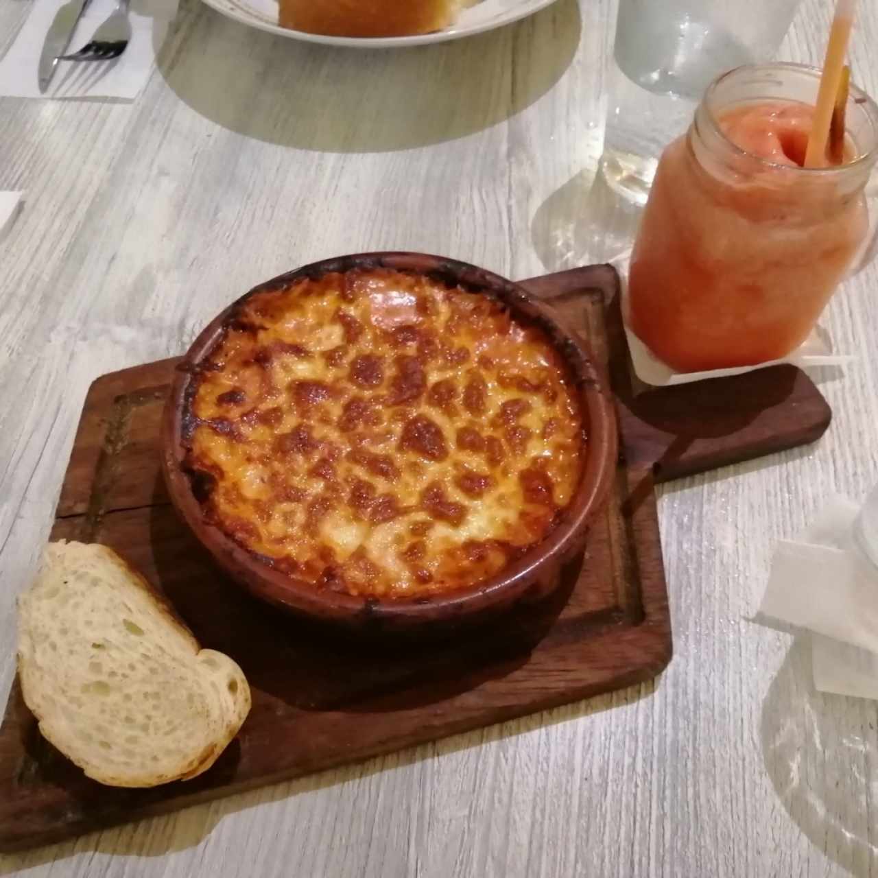 Rosatto - Lasagna de pollo con champiñones y tocino en salsa rosada.