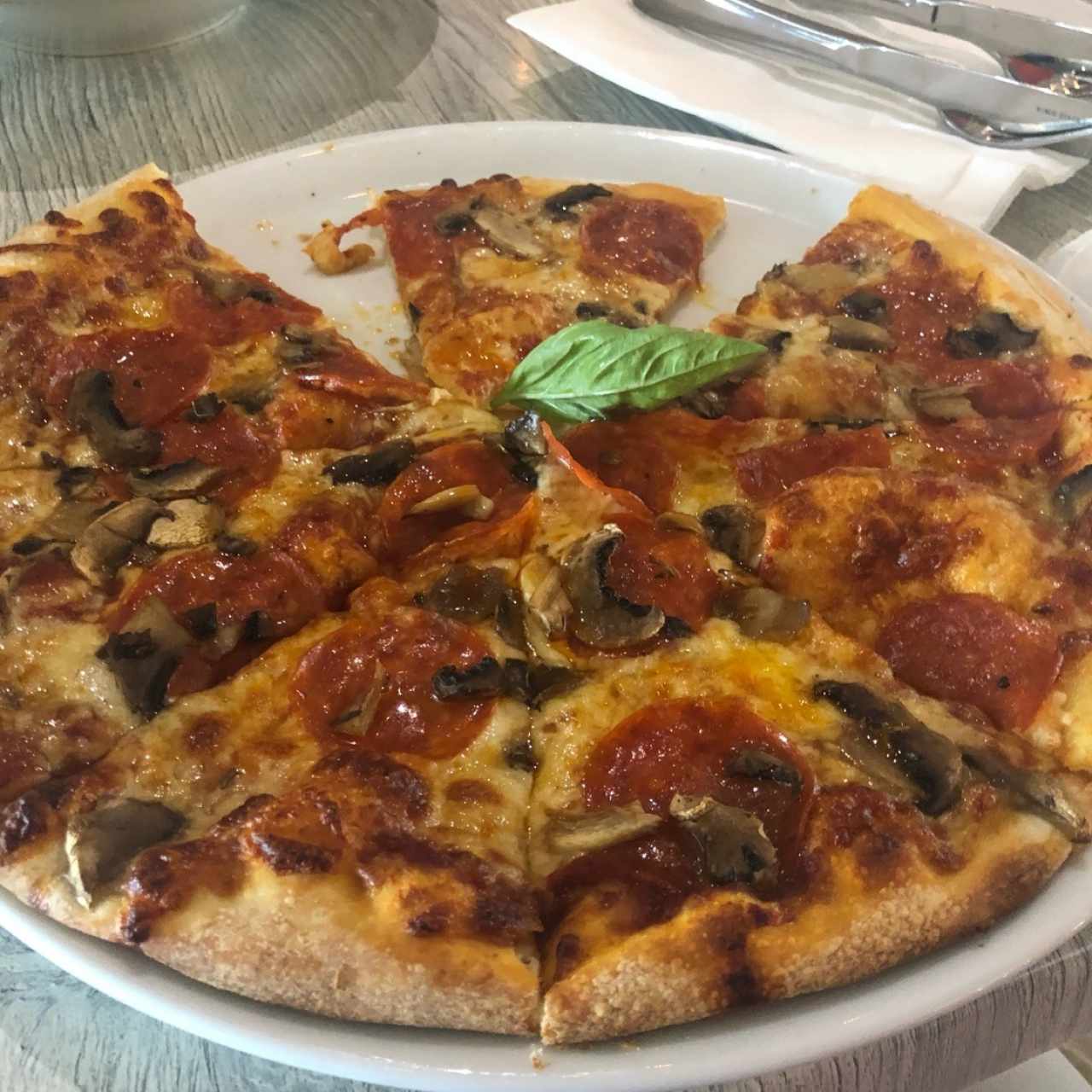 pizza de pepperoni con hongos