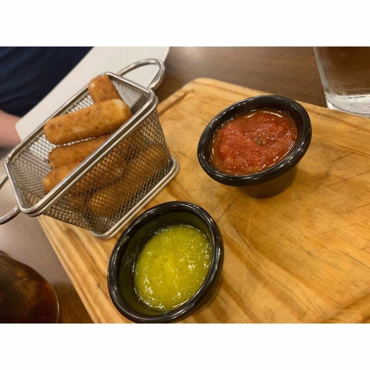 Mozzarella Sticks Salsa Piña & Tomate