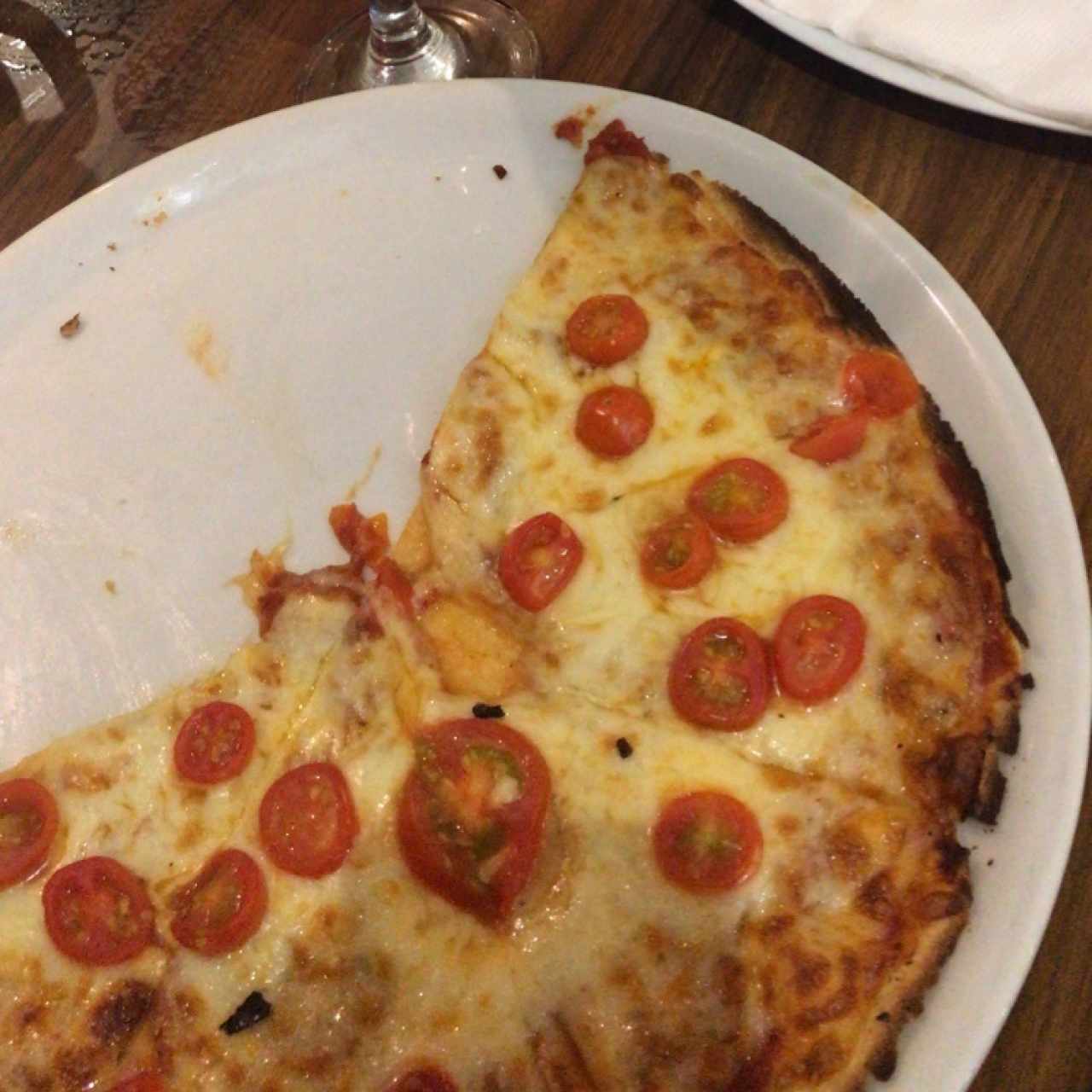 pizza sin gluten con mozzarela y tomate cherry