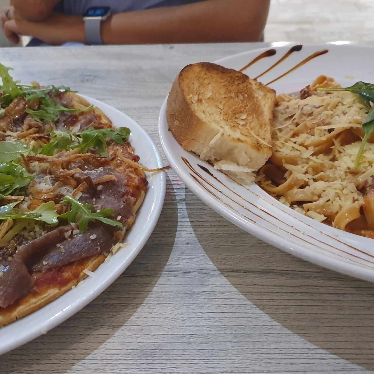 Pizza Carpaccio y Pasta Rossé con Tocino 