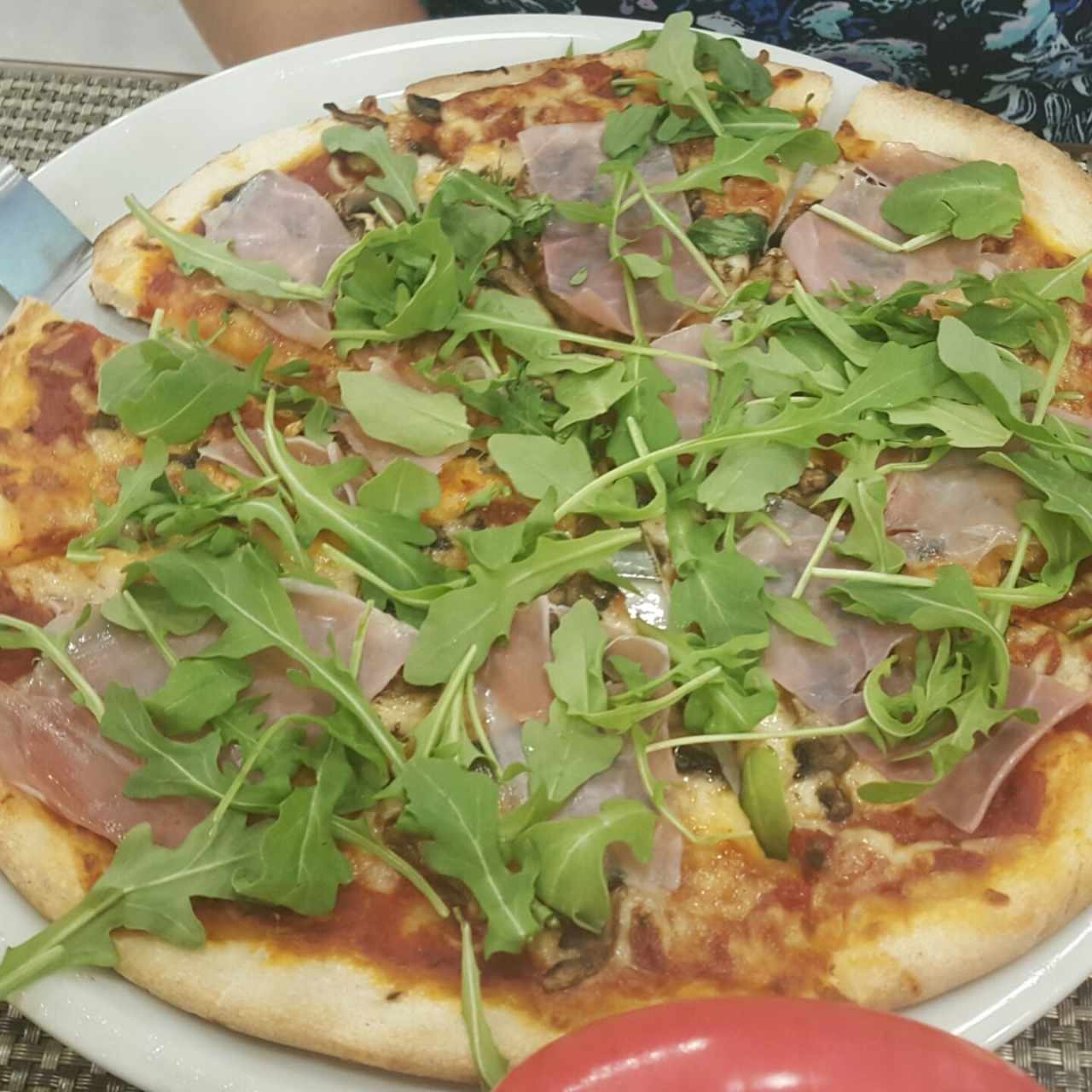 Pizza de prossuto y arugula 