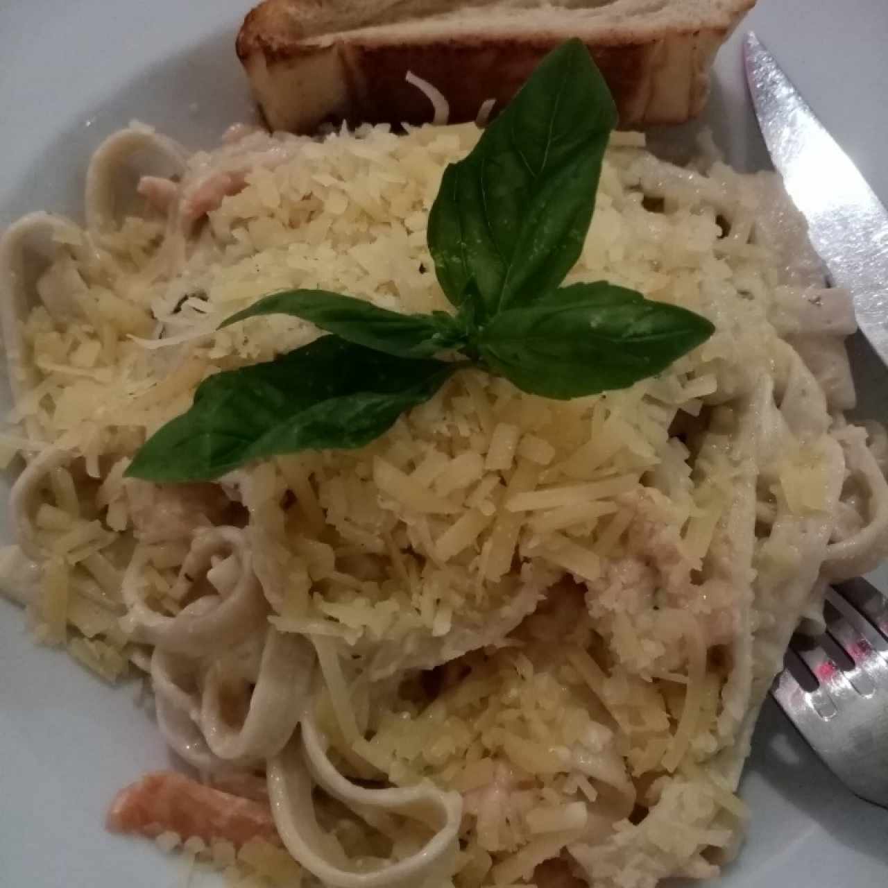 salmon ahumado en salsa alfredo