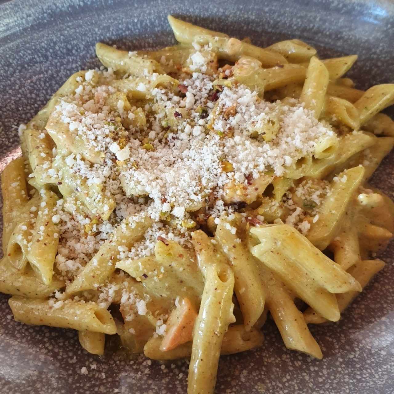 Pasta al pesto con pistacchio y salmón