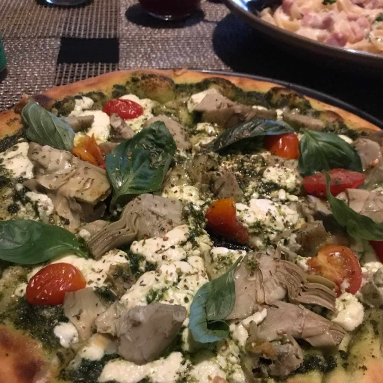 Pizza vegetariana Albahaca, alcachofas, tomate, queso... 