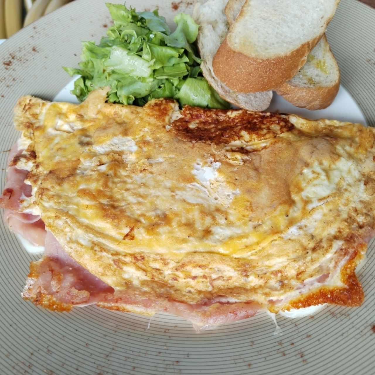 Omelette jamón y queso