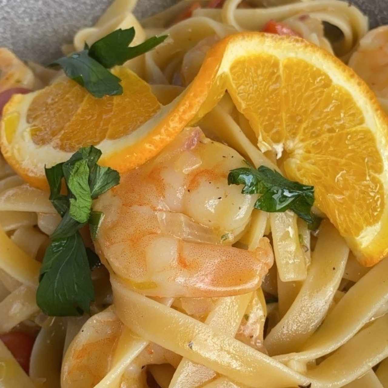 Fetuccinnie con camarones a la naranja