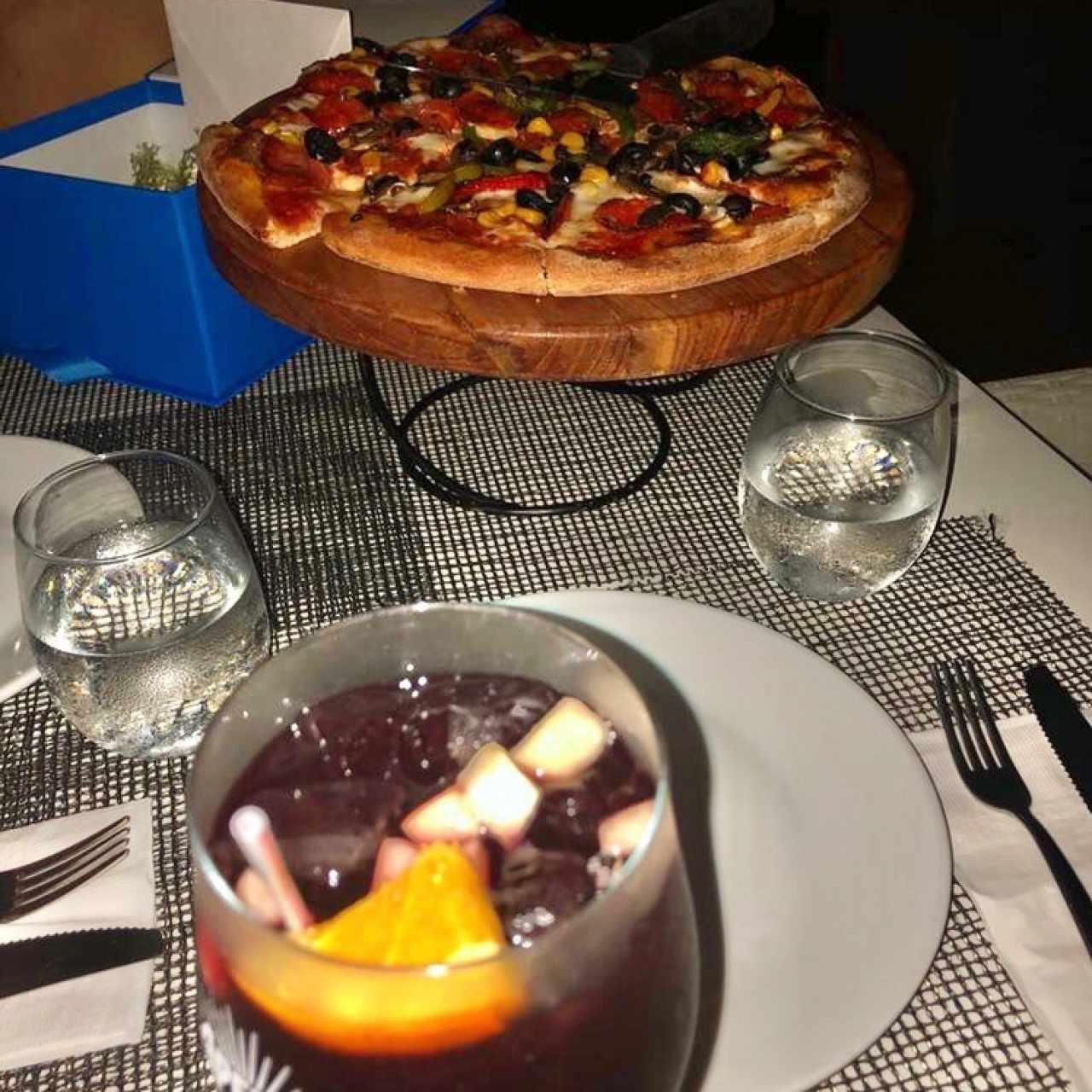 Pizza Rustica y sangria tinta