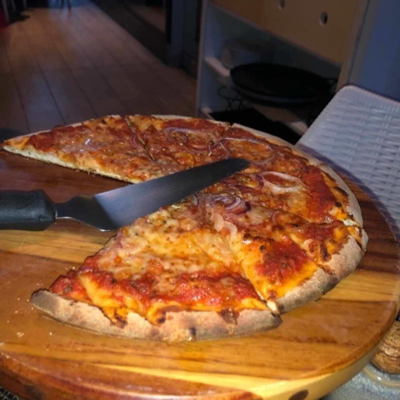 Pizza en nombre de la casa: salsa roja, cebolla y especias 