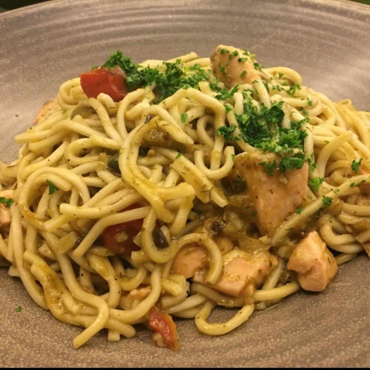 Spaghetti verde al salmón