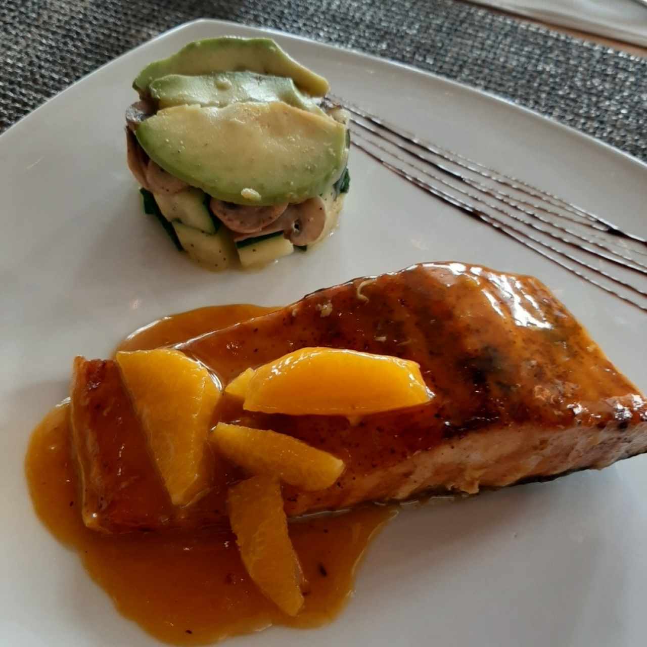 Salmón en salsa de maracuyá 