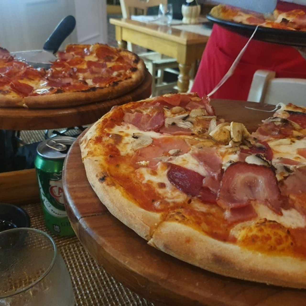 pizza mediterránea y pizza pepperoni